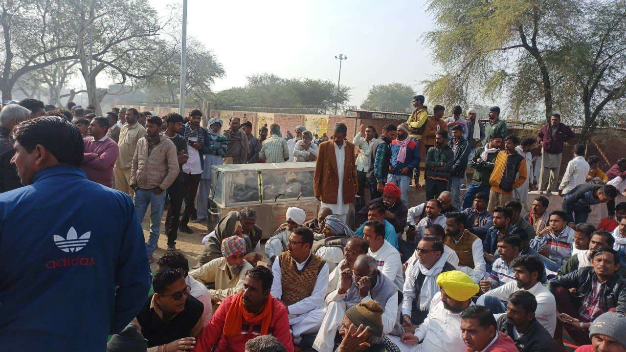 Outrage against the police in Lalgarh, police guarded the closed marke