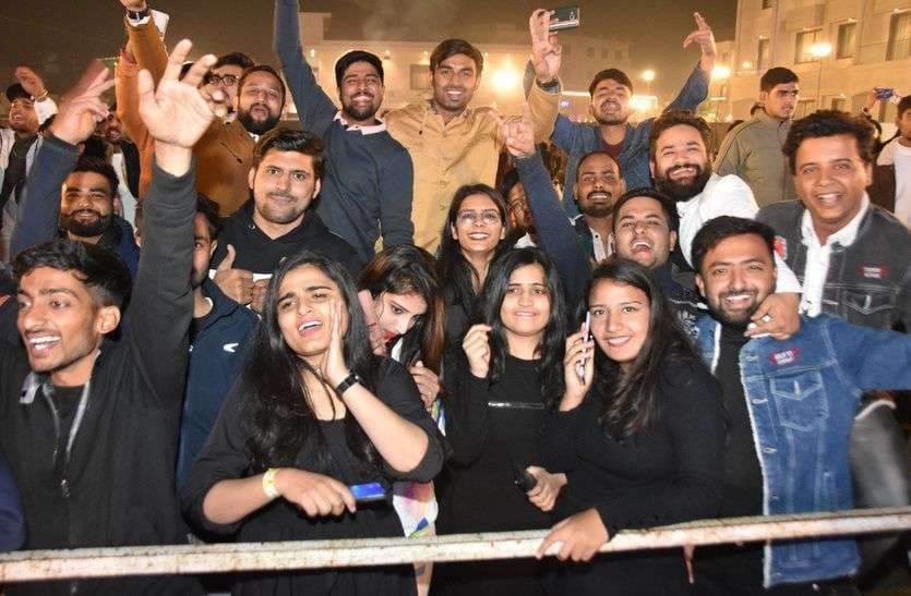 थर्टी फर्स्ट नाइट में ऐसे झूमा भीलवाड़ा, नए साल के स्वागत में देर रात तक थिरकते रहे कदम, देखें तस्वीरें