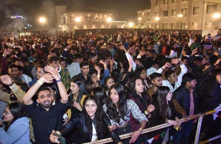 थर्टी फर्स्ट नाइट में ऐसे झूमा भीलवाड़ा, नए साल के स्वागत में देर रात तक थिरकते रहे कदम, देखें तस्वीरें