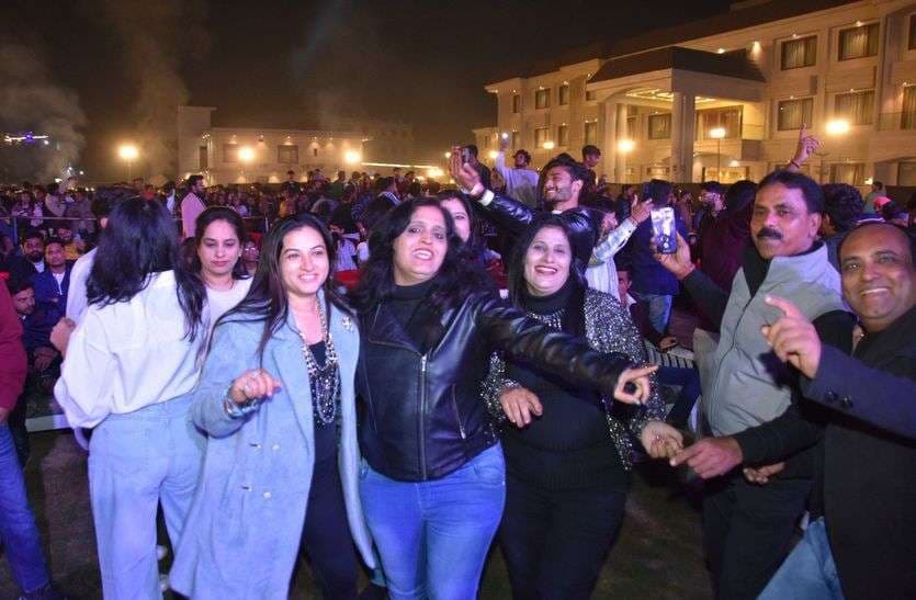 थर्टी फर्स्ट नाइट में ऐसे झूमा भीलवाड़ा, नए साल के स्वागत में देर रात तक थिरकते रहे कदम, देखें तस्वीरें