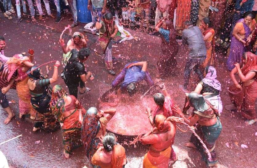 Kodamar Holi : भाभियों ने देवरों की पीठ पर बरसाए प्रेम के कोड़े, देंखें शानदार तस्वीरें