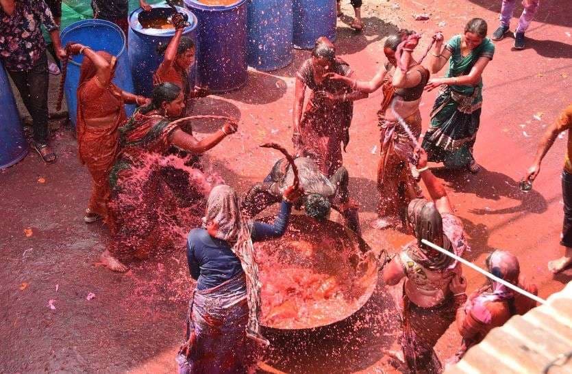 Kodamar Holi : भाभियों ने देवरों की पीठ पर बरसाए प्रेम के कोड़े, देंखें शानदार तस्वीरें