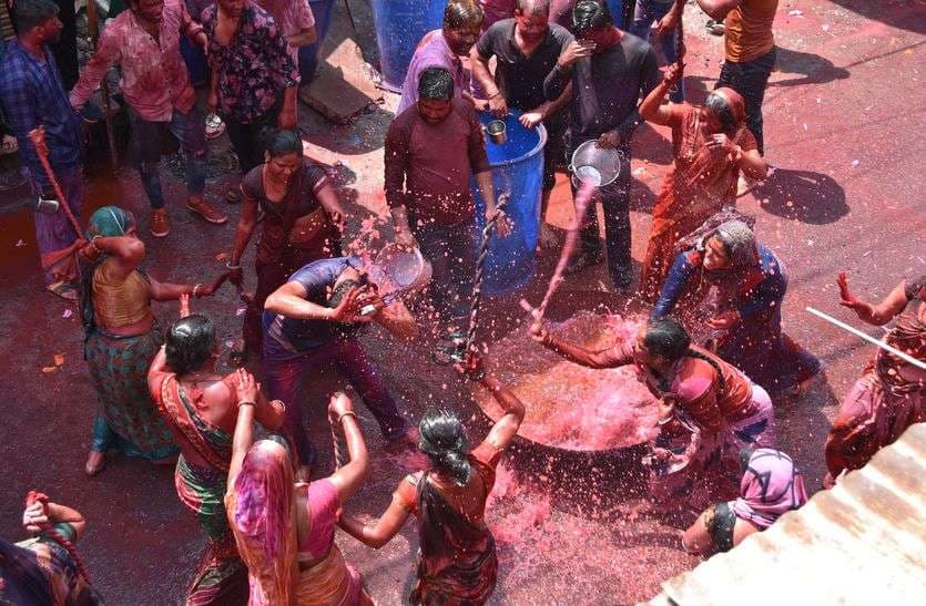 Kodamar Holi : भाभियों ने देवरों की पीठ पर बरसाए प्रेम के कोड़े, देंखें शानदार तस्वीरें