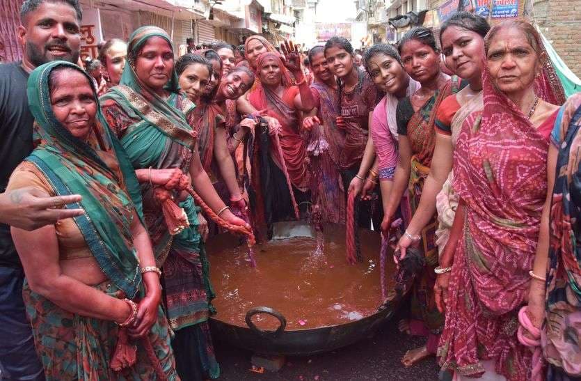 Kodamar Holi : भाभियों ने देवरों की पीठ पर बरसाए प्रेम के कोड़े, देंखें शानदार तस्वीरें