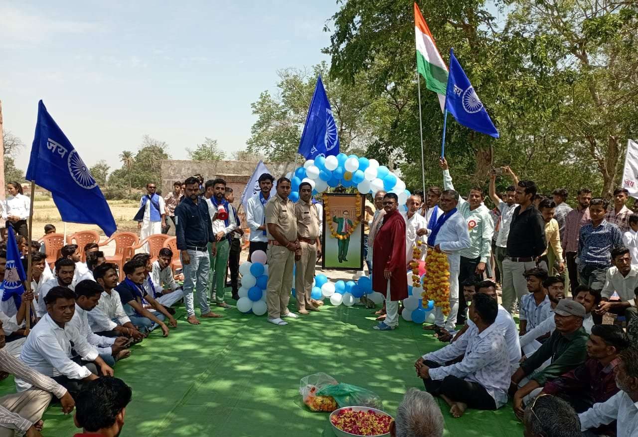 बांसवाड़ा.गनोड़ा. डॉ. अंबेडकर की तस्वीर पर माल्यार्पण करते। 