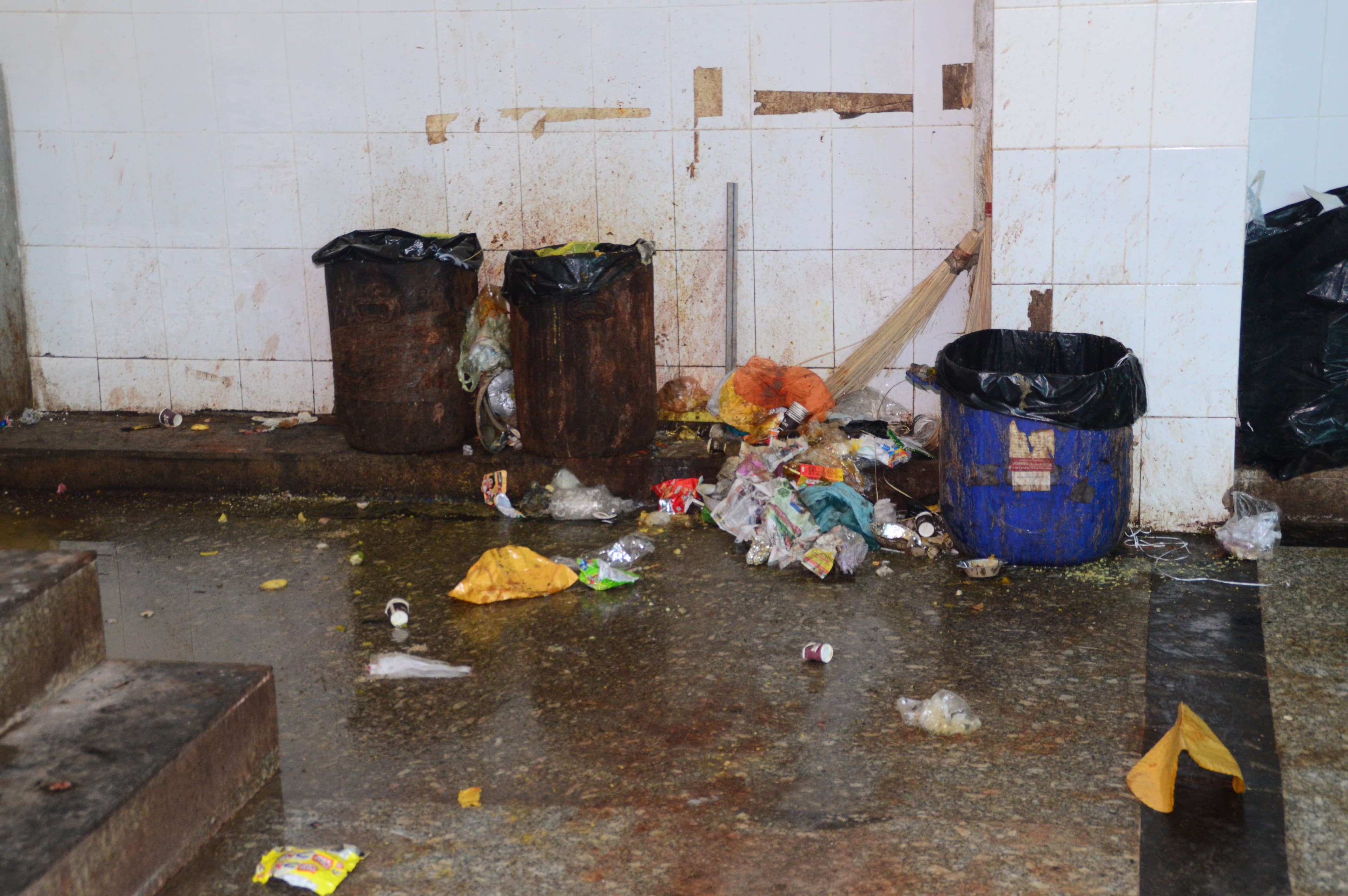 If you want to see the condition of the hospitals in Jhalawar, then see this photo gallery