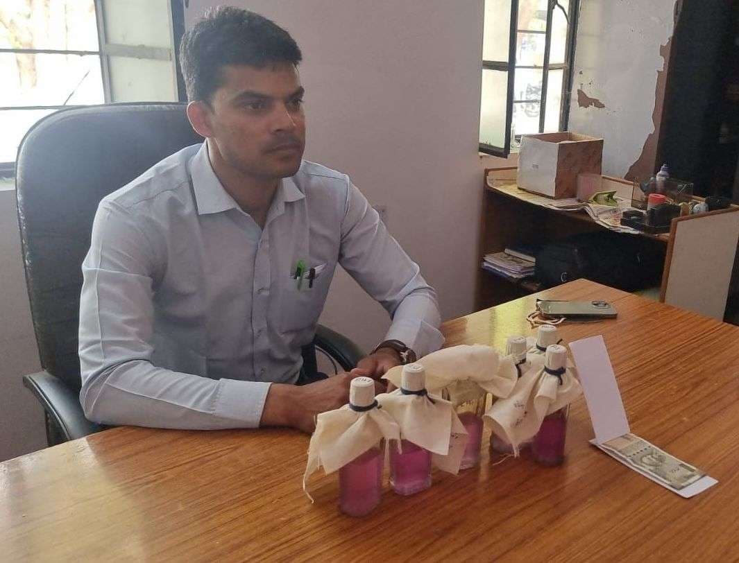 आरोपी से बरामद रा​शि और हाथ धुलवाने पर निकले रंग के सेंपल दिखाते अ​धिकारी।
