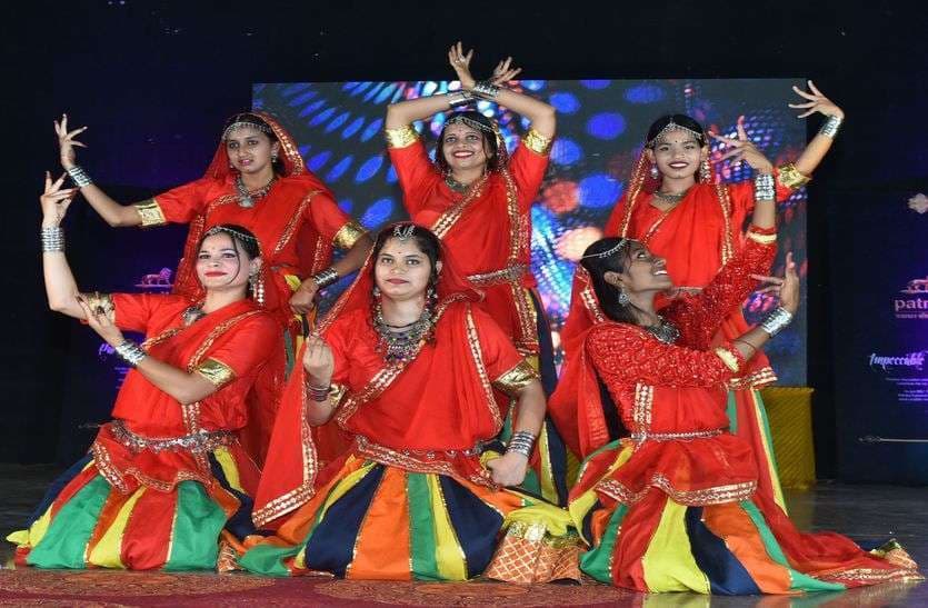 भीलवाड़ा के नगर परिषद सभागार में आयोजित राजस्थान पत्रिका के शैक्षणिक अनुभाग पत्रिका इन एजुकेशन (पाई) के तहत नृत्य करती युवतिया एवं महिलाएं। 
