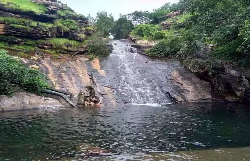 जलप्रपात खूबसूत नज़ारे देख मिलता है सुकून 