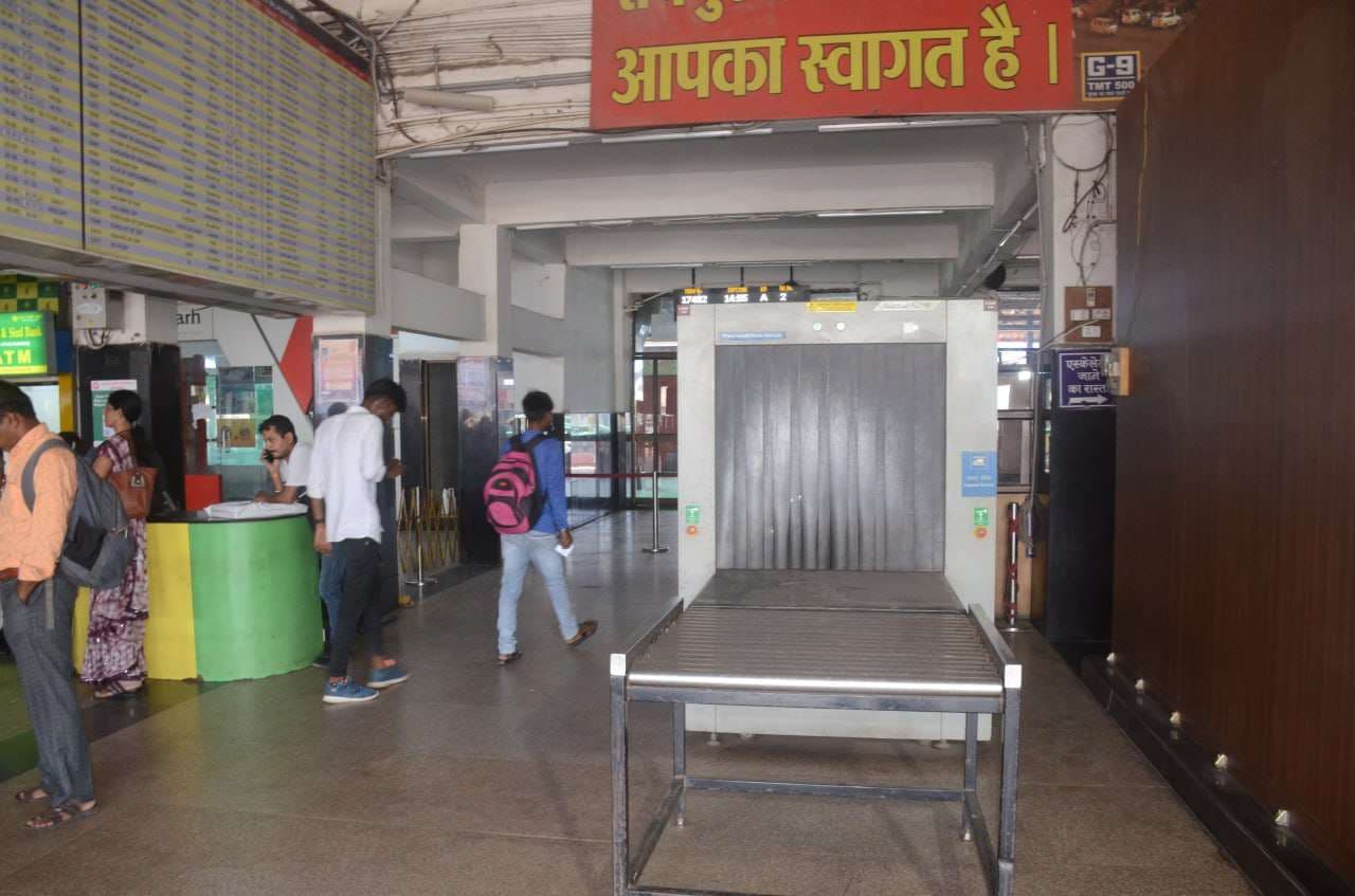 रायपुर रेलवे स्टेशन में अव्यवस्था का अंबार लगा हुआ है।