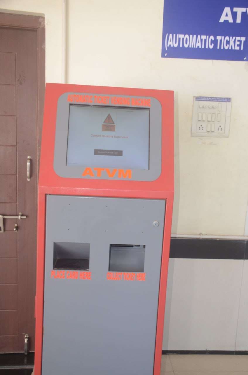 रायपुर रेलवे स्टेशन में अव्यवस्था का अंबार लगा हुआ है।