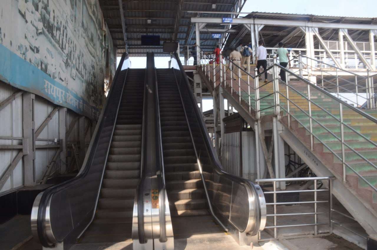 रायपुर रेलवे स्टेशन में अव्यवस्था का अंबार लगा हुआ है।