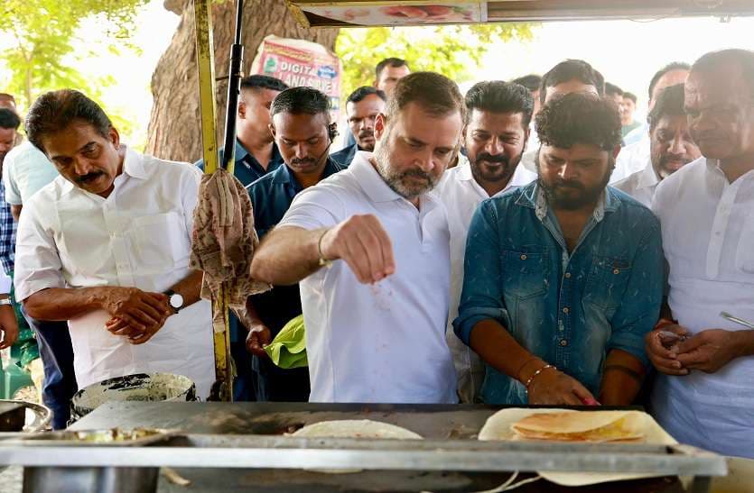 राहुल गांधी ने शुक्रवार को तेलंगाना के जगतियाल में न्यू बस स्टैंड सर्कल में अपनी कॉर्नर मीटिंग के दौरान डोसा बनाने में अपना हाथ आजमाया।