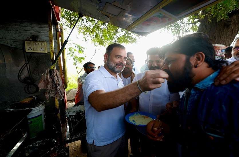 साथ ही राहुल गांधी ने डोसा बनाकर समर्थकों को खिलाया भी।
