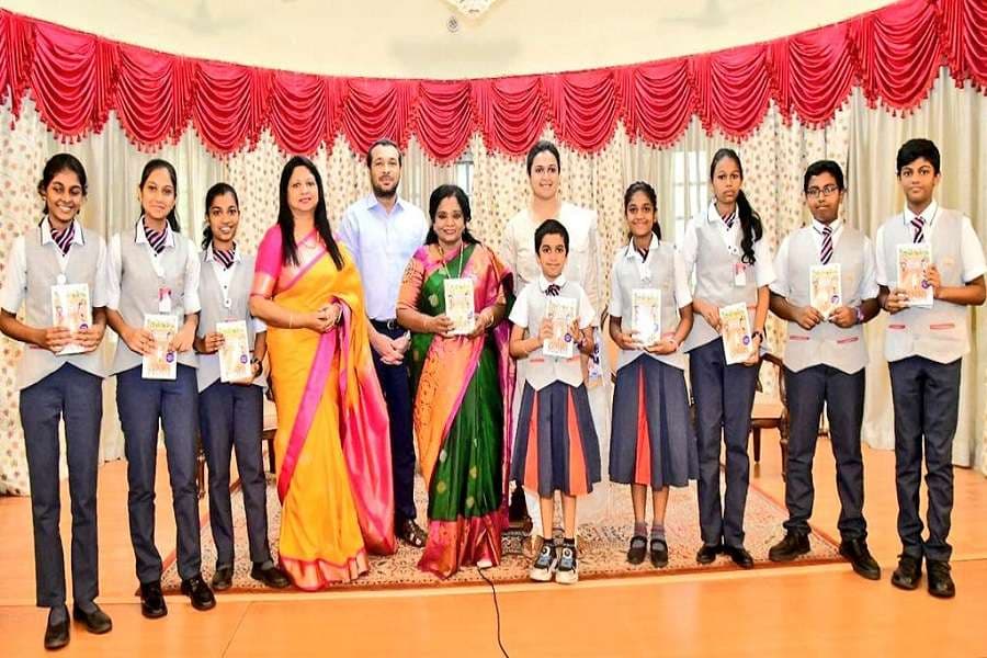 स्कूल के प्रधानाध्यापक और शिक्षक भी शामिल