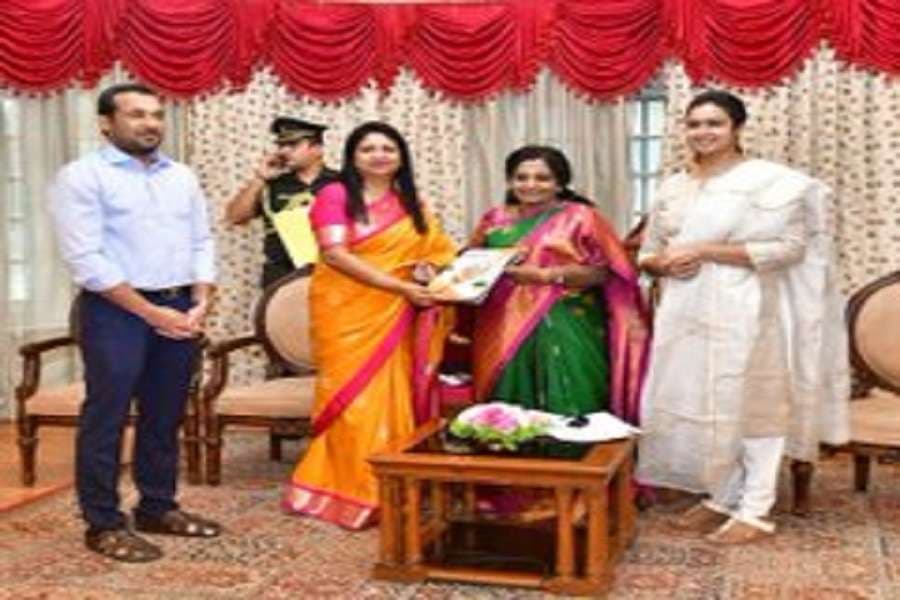 स्कूल के प्रधानाध्यापक और शिक्षक भी शामिल