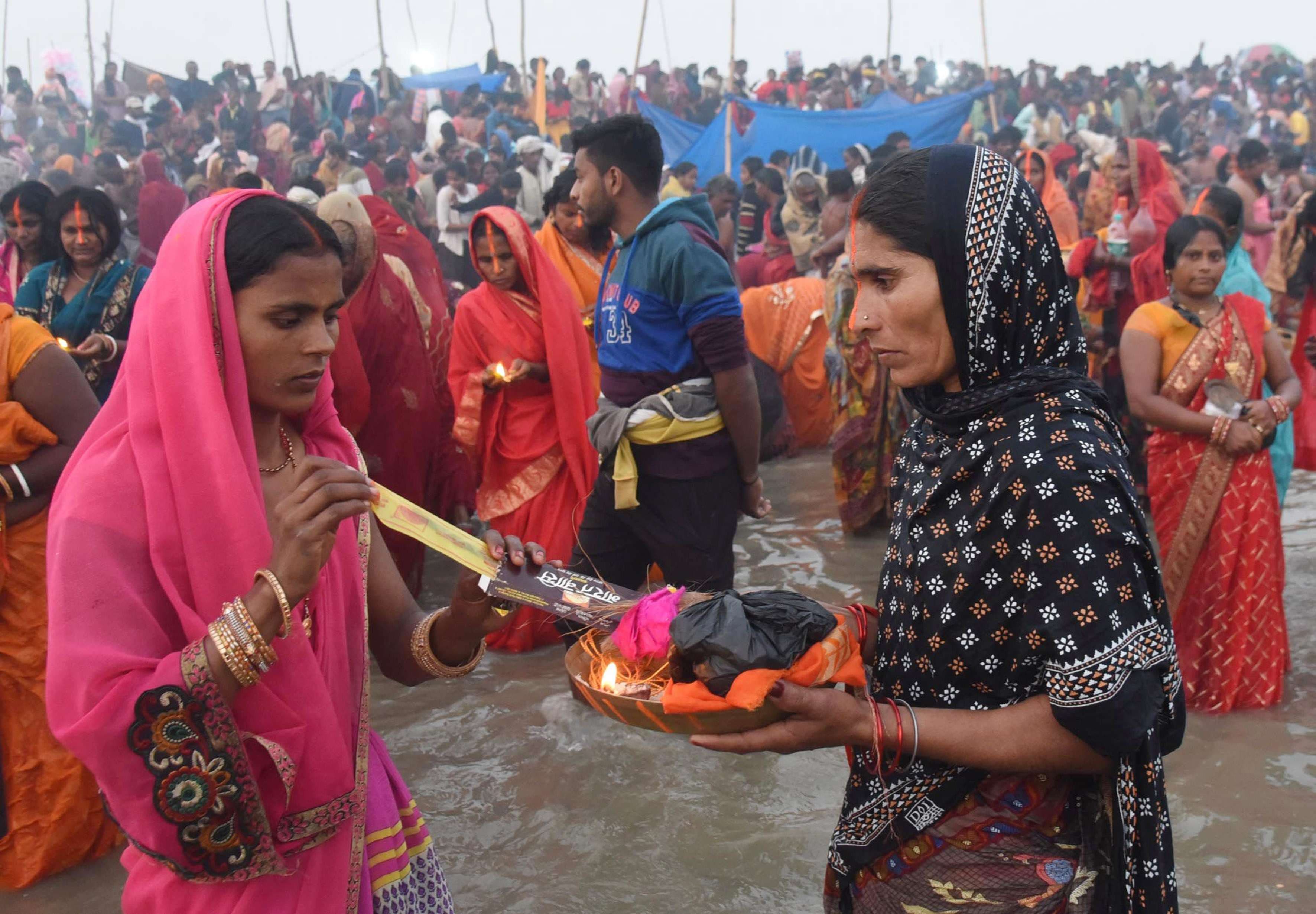 Bihar News: कार्तिक पूर्णिमा पर बिहार में भी लोगों ने गंगा स्नान किया। पटना में गंगा स्नान के लिए बड़ी संख्या में लोग दूसरे जिलों से भी पटना पहुंचे। स्नान के बाद लोगों ने घाटों पर ही पिंड बनाकर मां गंगा की पूजा की।