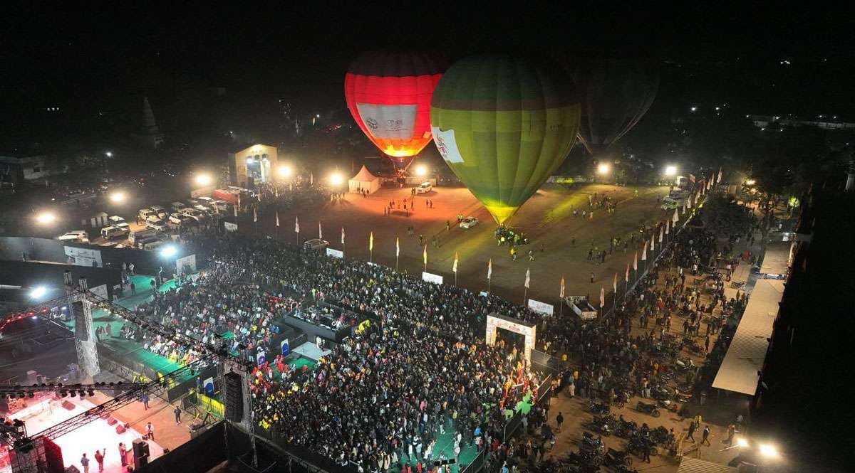 झांसी के बाद ललितपुर में हुआ बुंदेलखंड गौरव महोत्सव, जहां हॉट बैलून से करें हवाई सफर और लें वाटर स्पोर्ट्स का मजा। जानें आत्मीयता और रोमांच से भरी ताजगी।