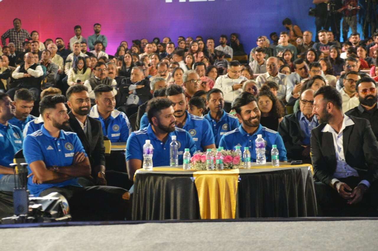 समारोह में टीम इंडिया के सदस्य, सौराष्ट्र क्रिकेट एसोसिएशन के पदाधिकारी आदि मौजूद थे।