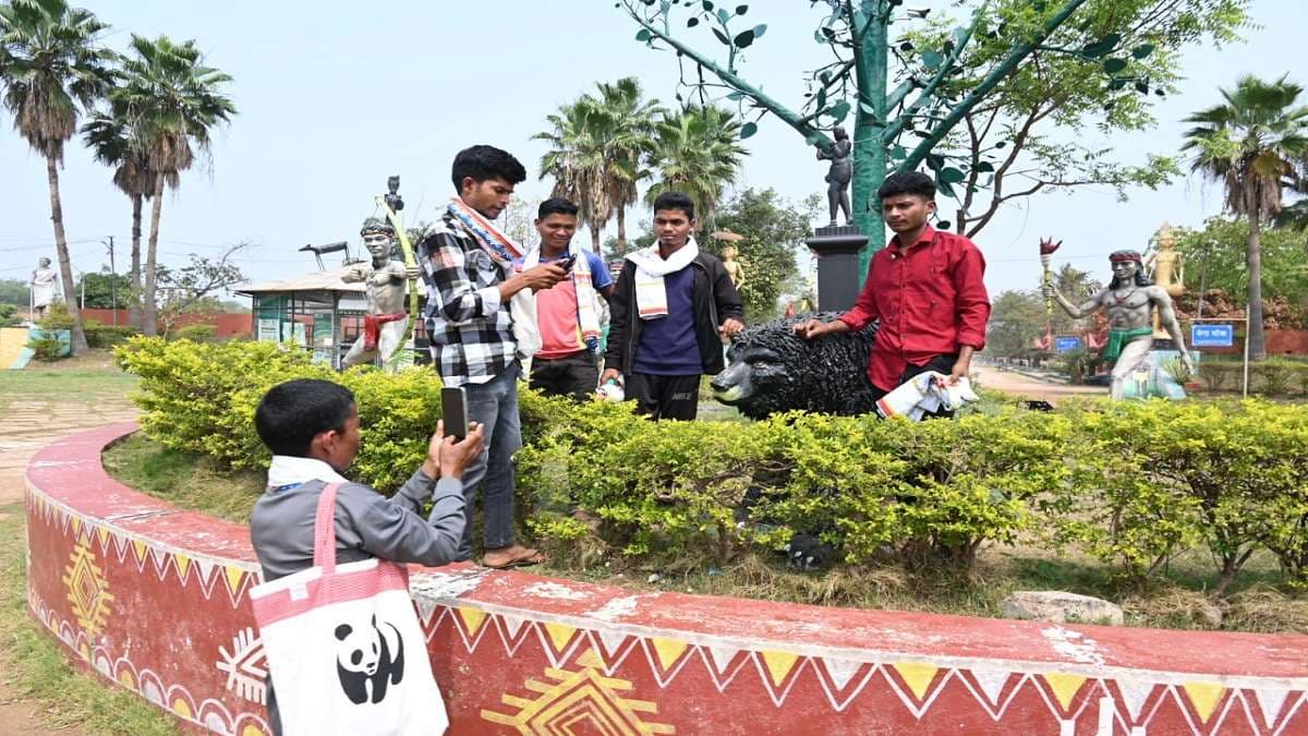 विकास की झलक देखने पहुंचे नक्सल प्रभावित क्षेत्र के युवा, देखिए PHOTOS