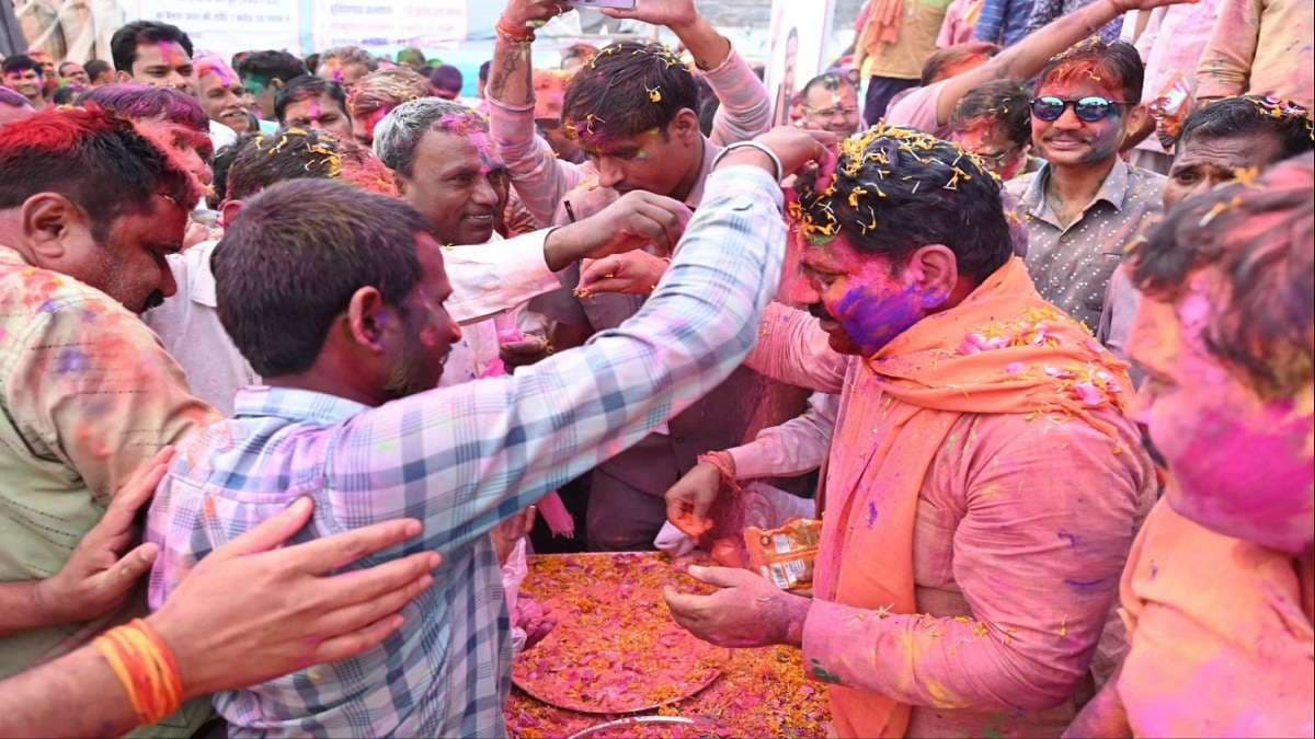 Happy Holi: डिप्टी CM विजय शर्मा ने घर वालों के संग खेली होली, ग्रामीण को भी लगाया गुलाल, देखें तस्वीरें