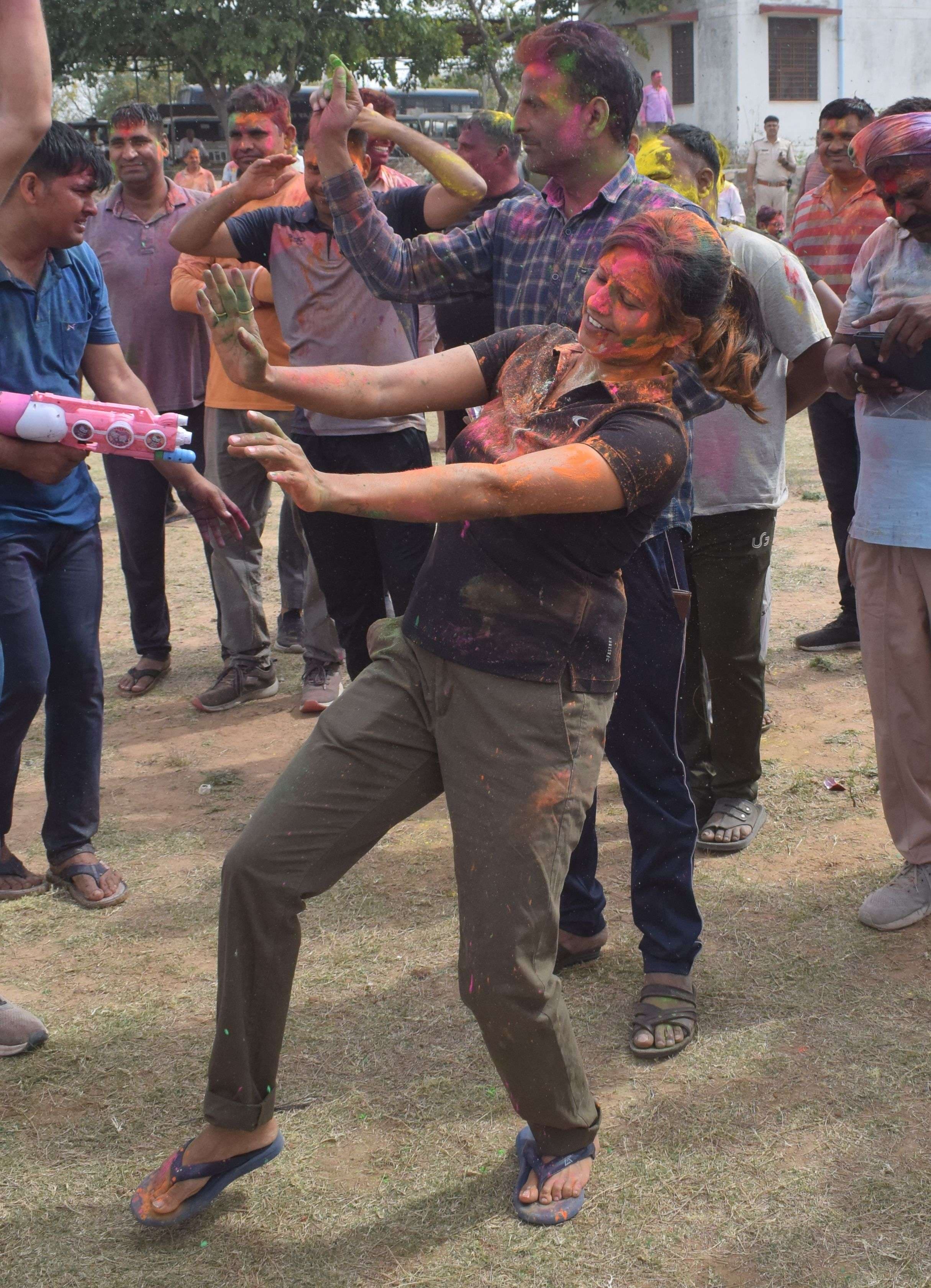 TI Tinu Sogarwal danced fiercely on Holi.....see pictures