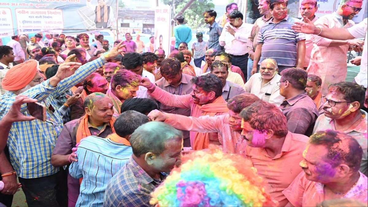 Happy Holi: डिप्टी CM विजय शर्मा ने घर वालों के संग खेली होली, ग्रामीण को भी लगाया गुलाल, देखें तस्वीरें