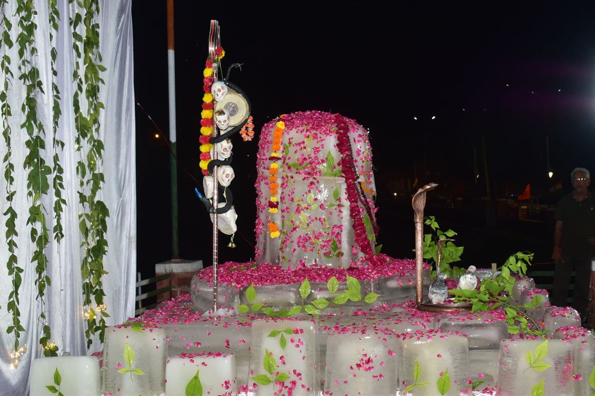 Tide of devotion gathered for the darshan of Baba Barfani