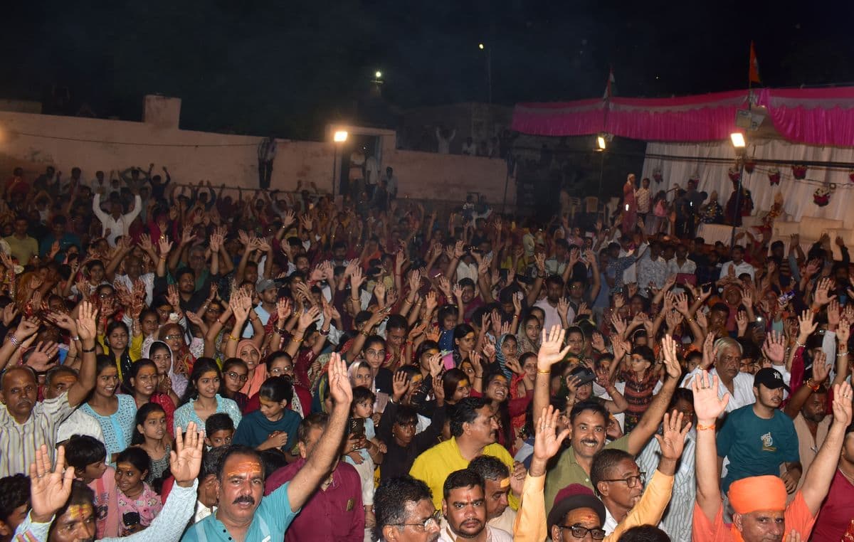 Tide of devotion gathered for the darshan of Baba Barfani