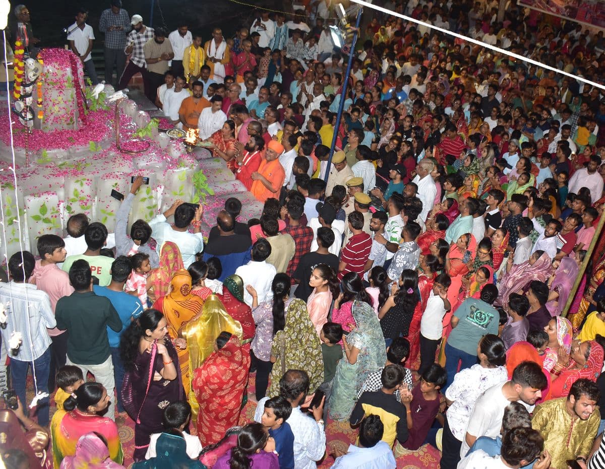 Tide of devotion gathered for the darshan of Baba Barfani