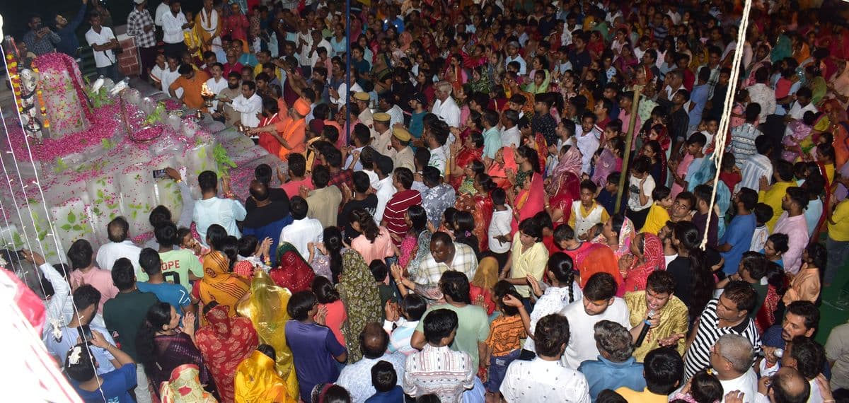 Tide of devotion gathered for the darshan of Baba Barfani