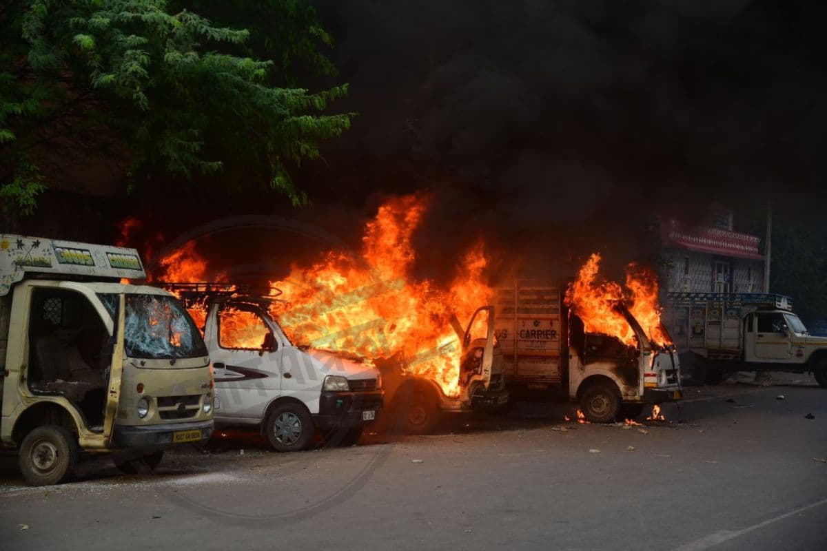 Udaipur violence Photo: हिंसा के दौरान प्रदर्शनकारियों ने गाड़ियों को किया आग के हवाले