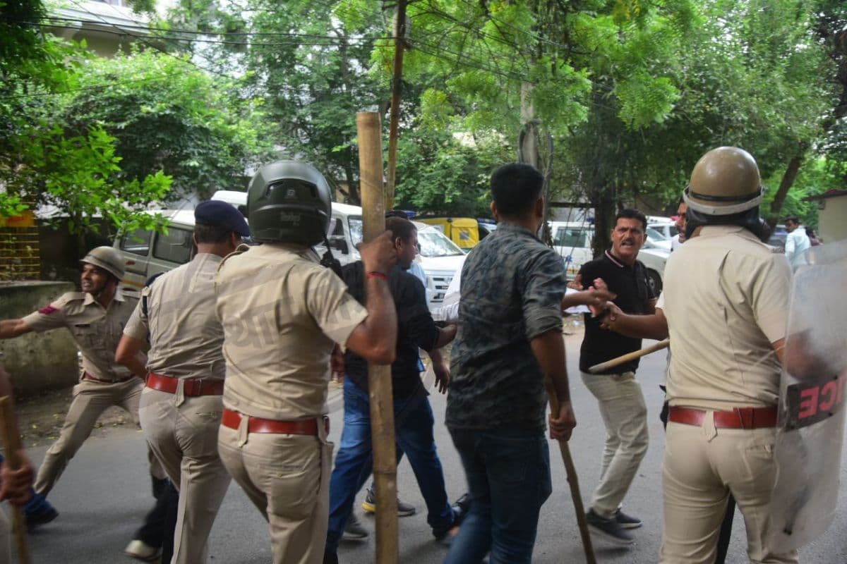 Udaipur violence Photo: प्रदर्शनकारियों को समझाइश पुलिस