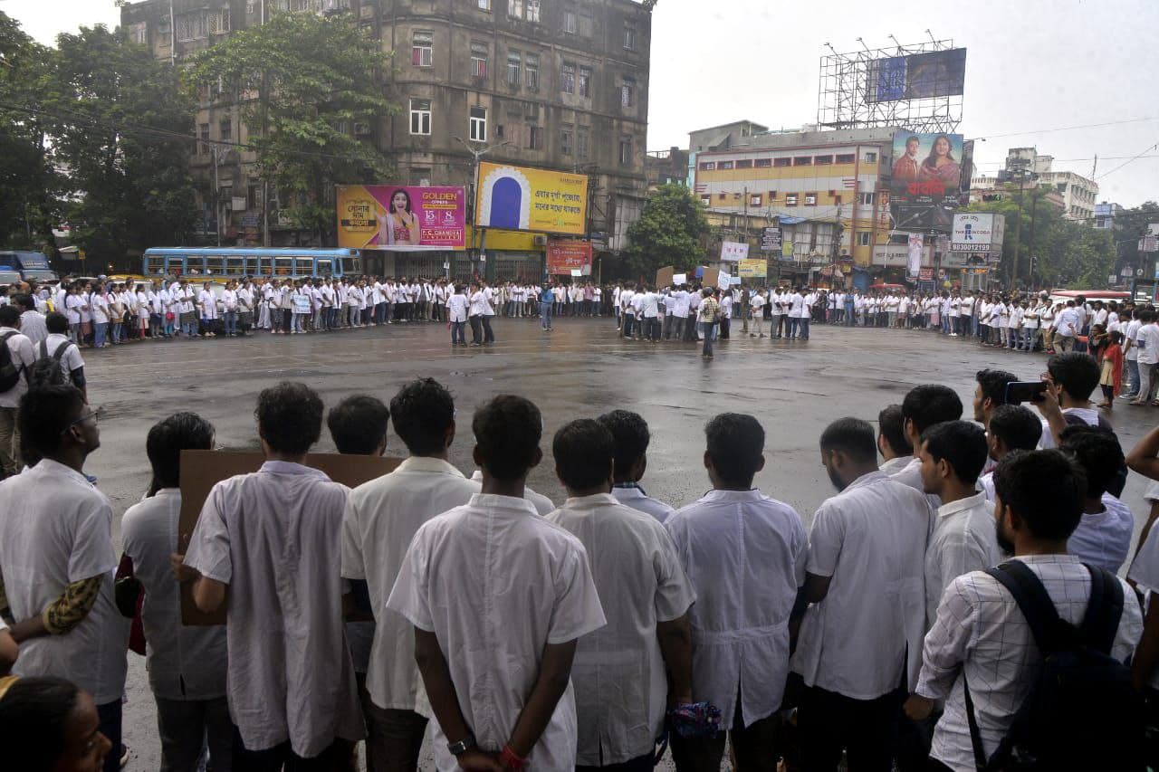 घटना के विरोध में प्रदर्शन करते डॉक्टर। 