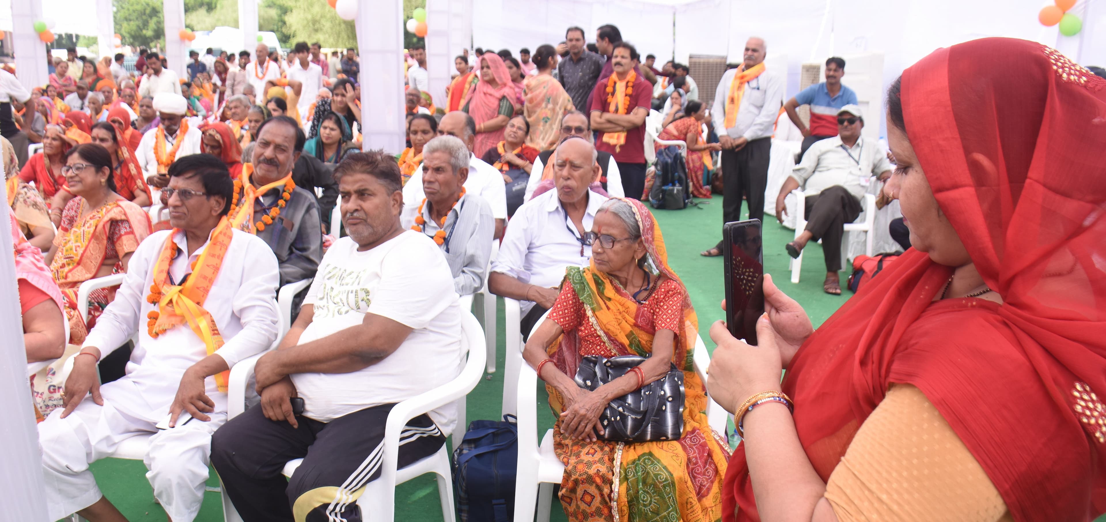 Joy of pilgrimage, elderly citizens gathered to the beat of drums