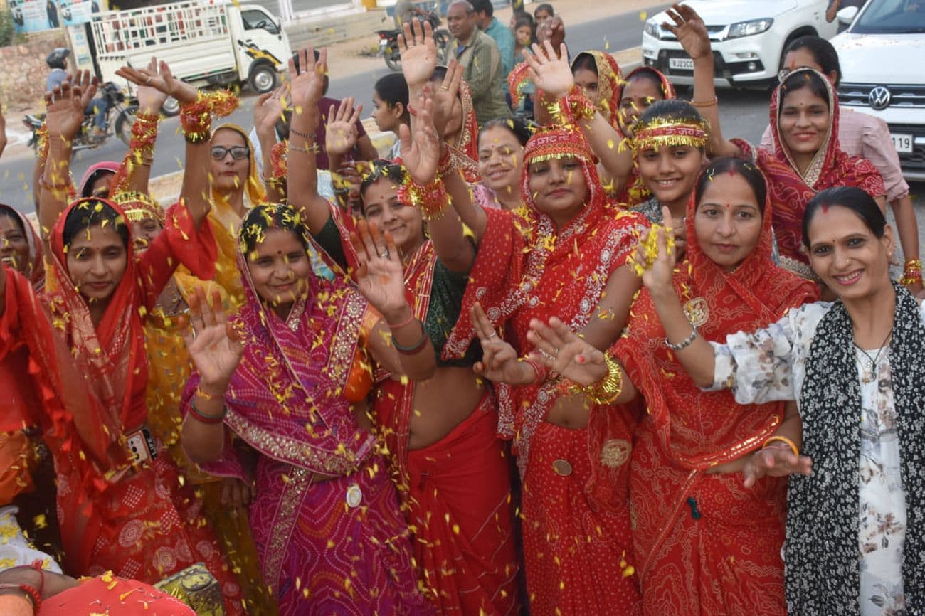 Immersion of the idol amidst cheers after nine days of worshiping the Mother Goddess