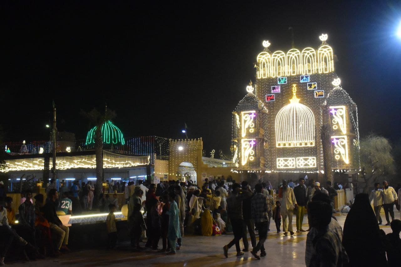 Thousands of pilgrims prostrated and offered chadar in the Dargah of Sufi Hamiduddin.