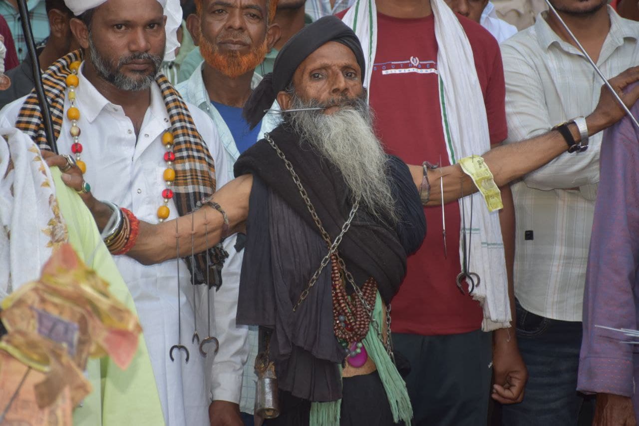 Thousands of pilgrims prostrated and offered chadar in the Dargah of Sufi Hamiduddin.