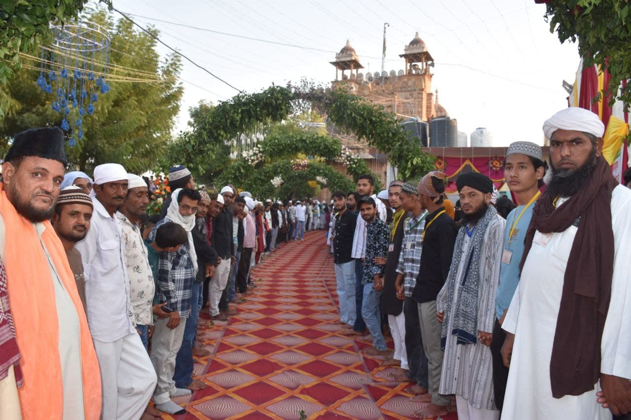 Thousands of pilgrims prostrated and offered chadar in the Dargah of Sufi Hamiduddin.