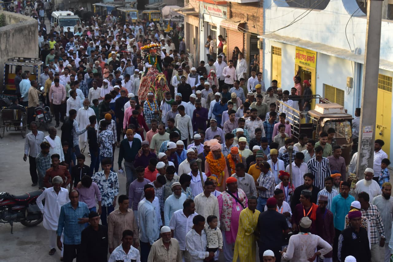 Thousands of pilgrims prostrated and offered chadar in the Dargah of Sufi Hamiduddin.