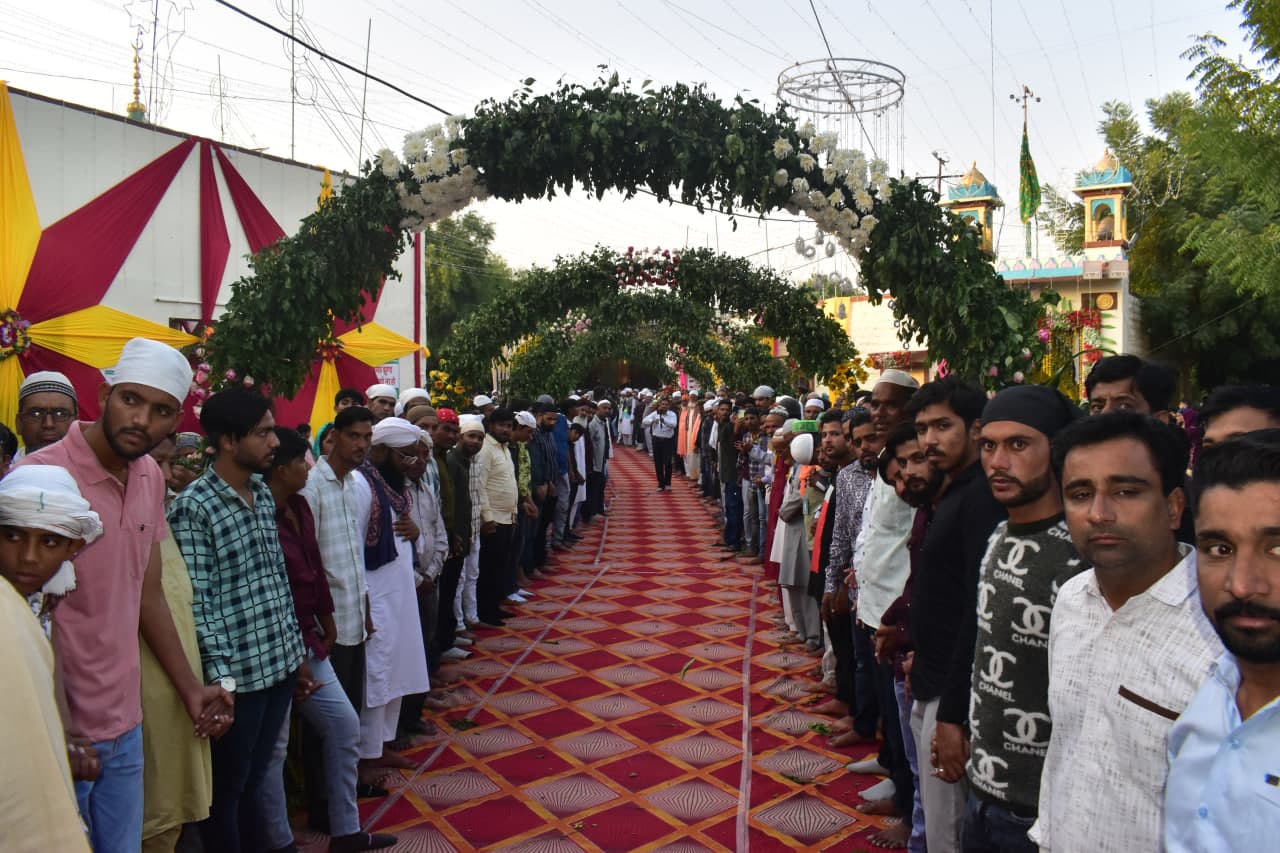 Thousands of pilgrims prostrated and offered chadar in the Dargah of Sufi Hamiduddin.