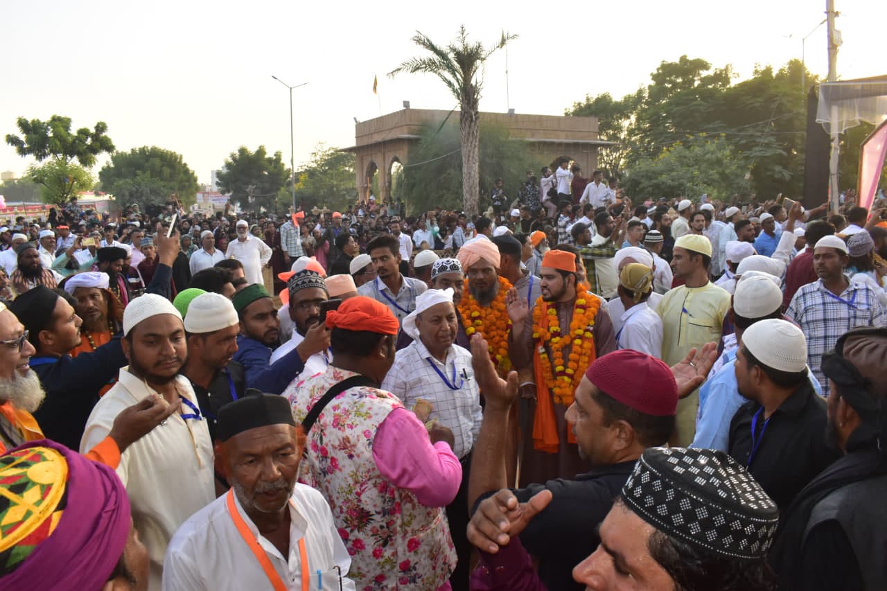 Thousands of pilgrims prostrated and offered chadar in the Dargah of Sufi Hamiduddin.