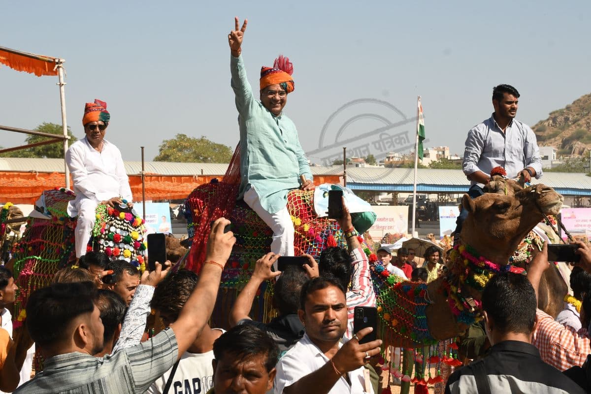 झंडा रोहन के बाद जल संसाधन मंत्री सुरेश रावत भी कैमल रैली में शामिल हुए। फोटो जय माखीजा