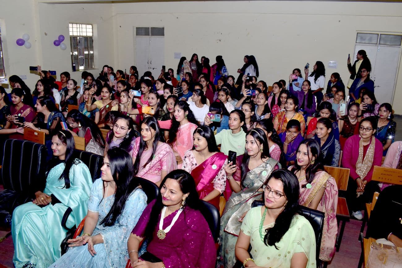 Ruchika became Miss Fresher, Khushi was first runner up, rampwalk of girl students