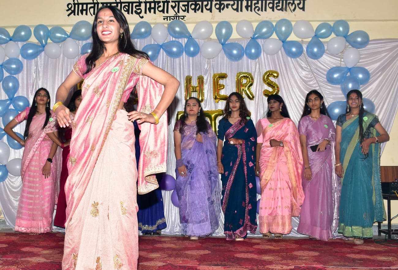 Ruchika became Miss Fresher, Khushi was first runner up, rampwalk of girl students