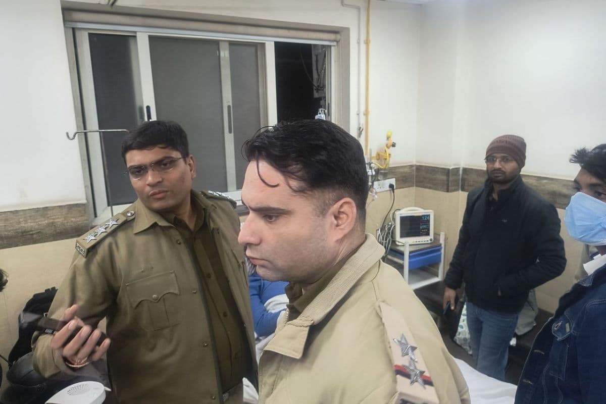 वरिष्ठ पुलिस अधिकारी भी घटनास्थल पर पहुंचे और घायल बच्चों की स्थिति की जानकारी ली।