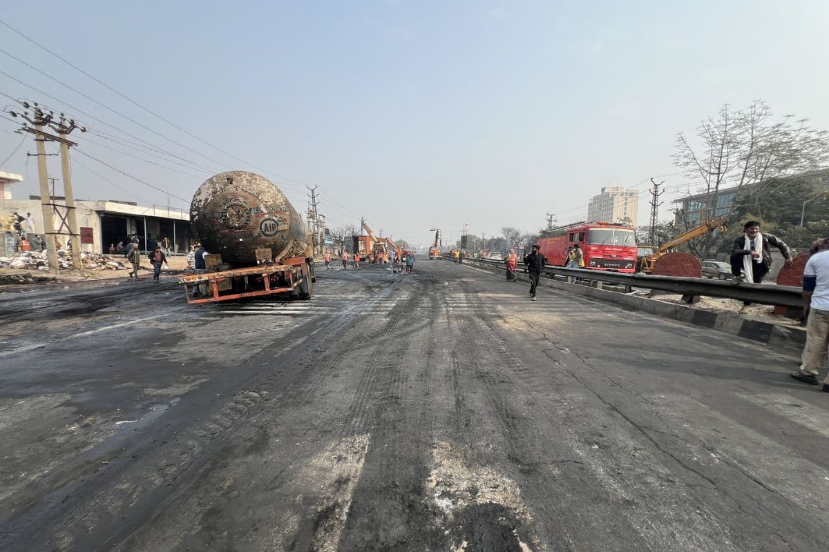 हादसे के बाद की तस्वीरें.. सड़क पर चारों तरफ जलने जैसी बदबू आते रही।