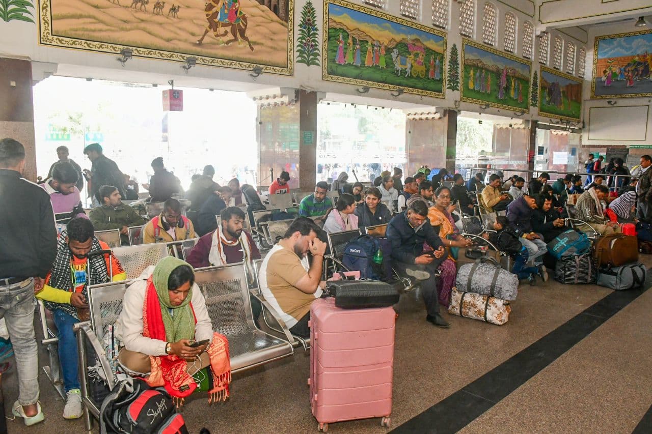 Jaipur railway station crowded 