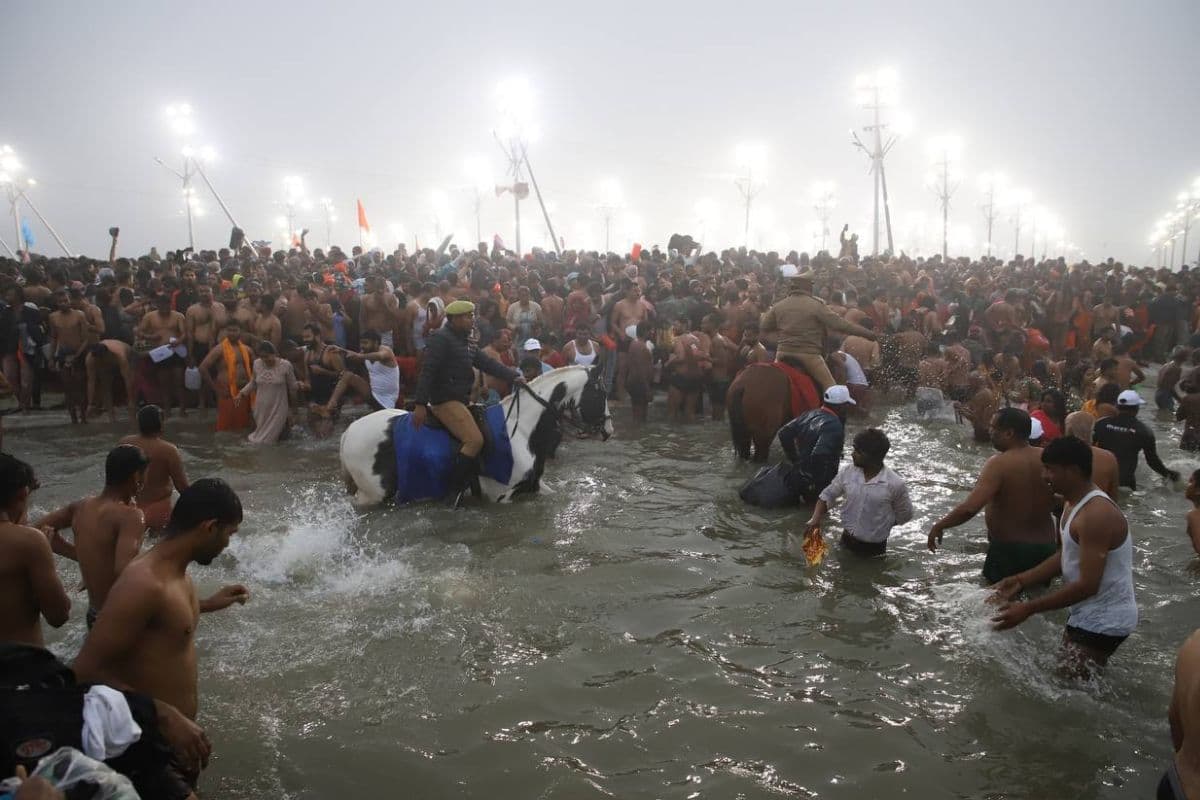 Mahakumbh 2025 Naga Sadhus took bath see supernatural scene in pictures