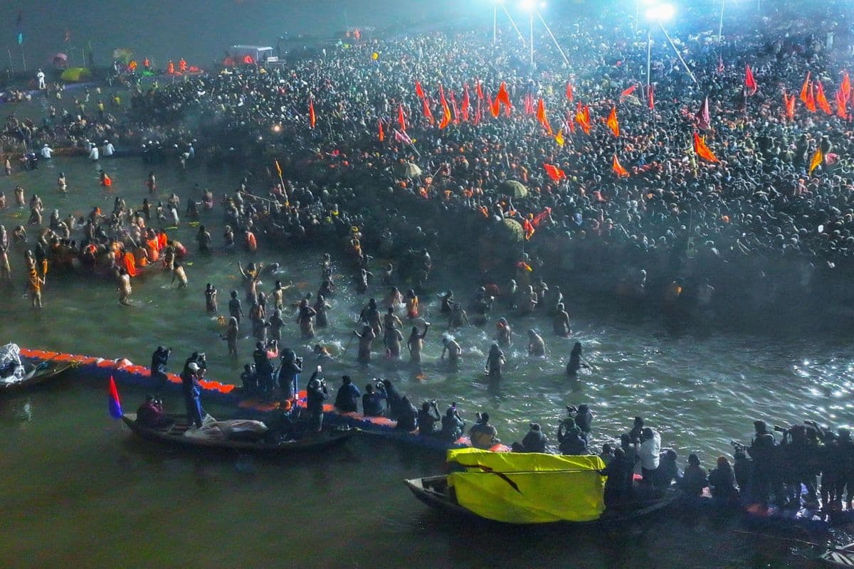 Mahakumbh 2025 Naga Sadhus took bath see supernatural scene in pictures